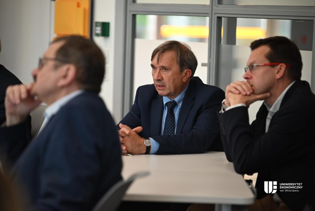 przegląd współpracy z otoczeniem społeczno-gospodarczym na UEW