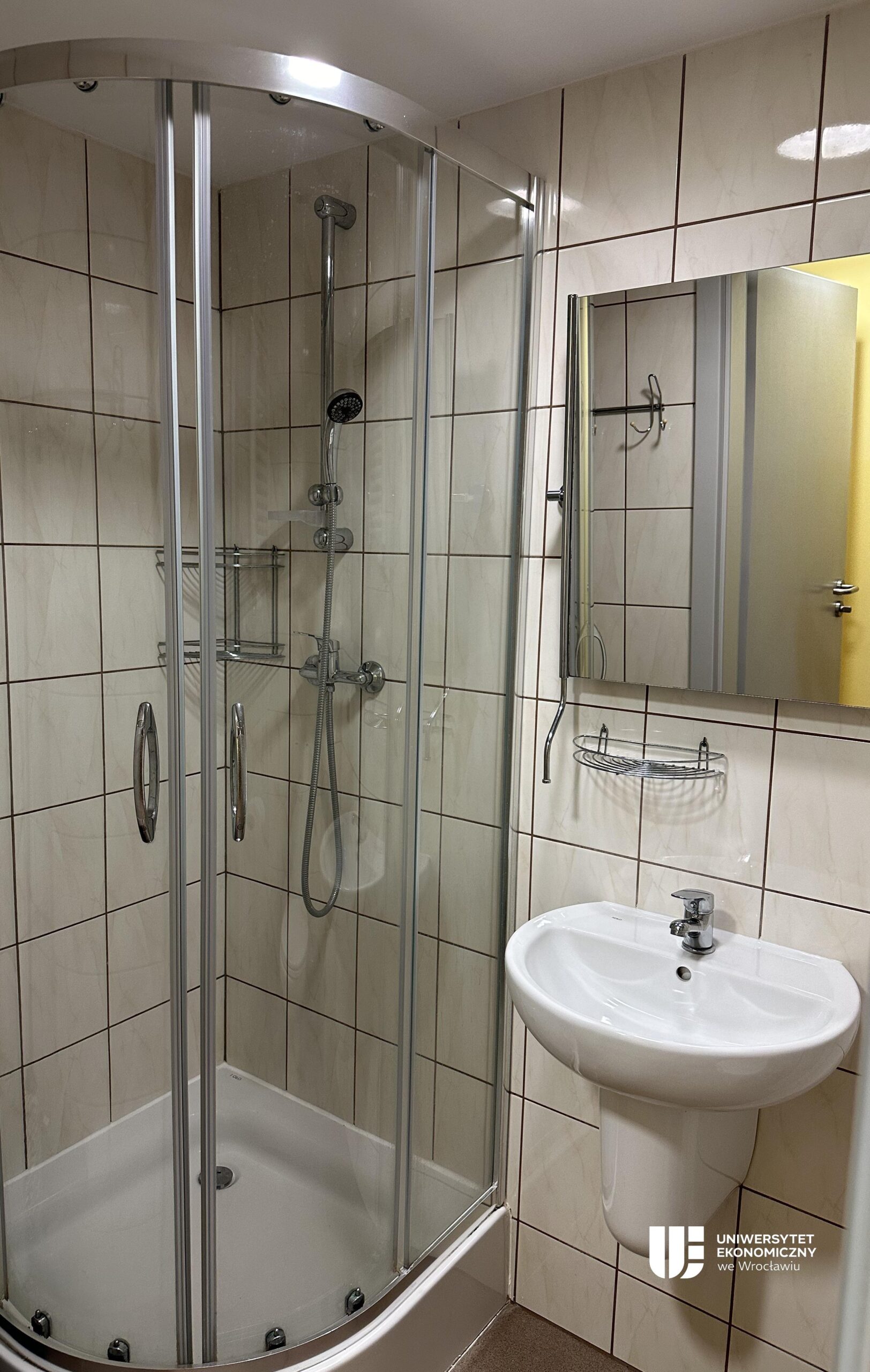apartament jednoosobowy mały - widok łazienki 