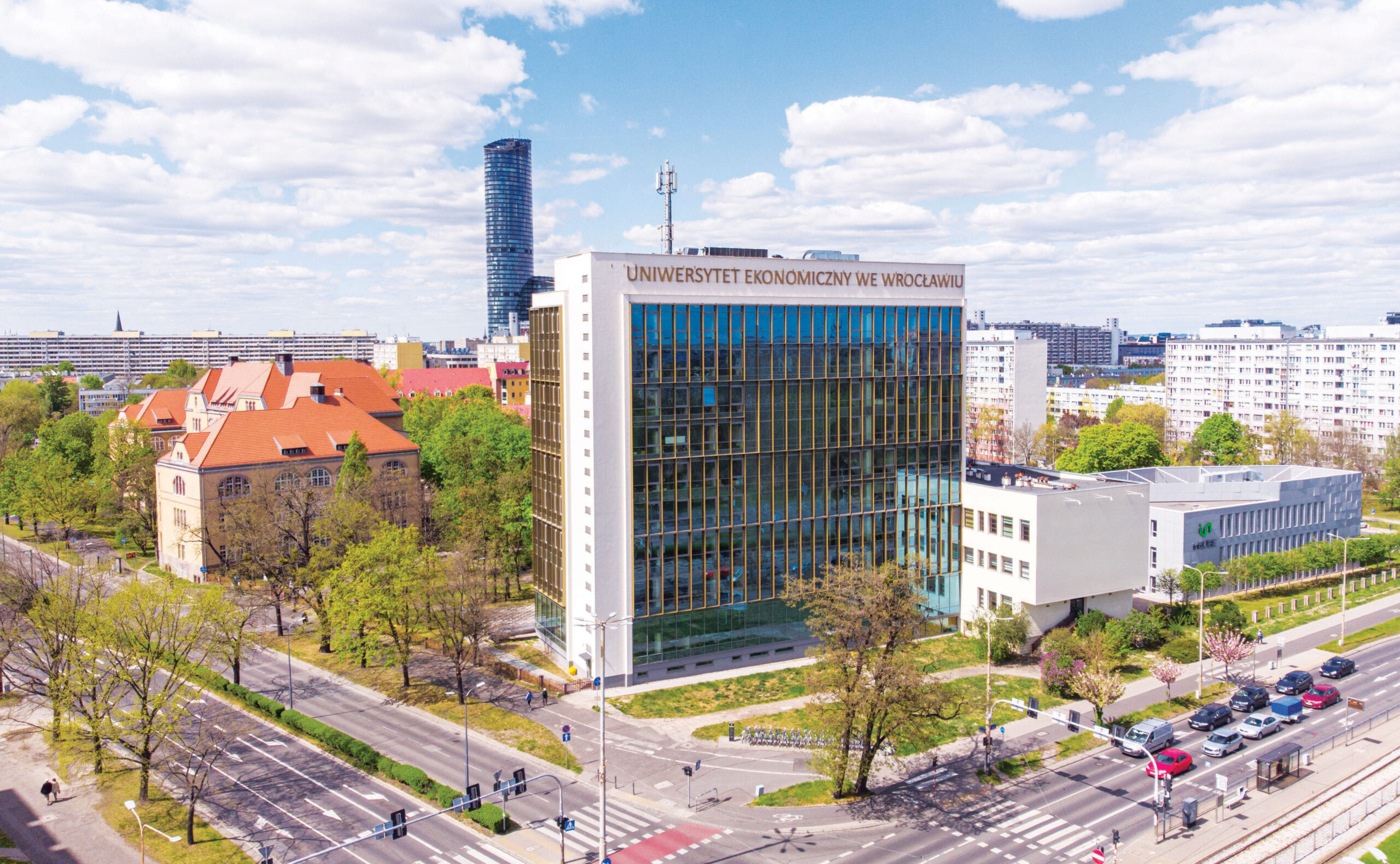Zdjęcie z drona budynku "Z" Uniwersytetu Ekonomicznego we Wrocławiu