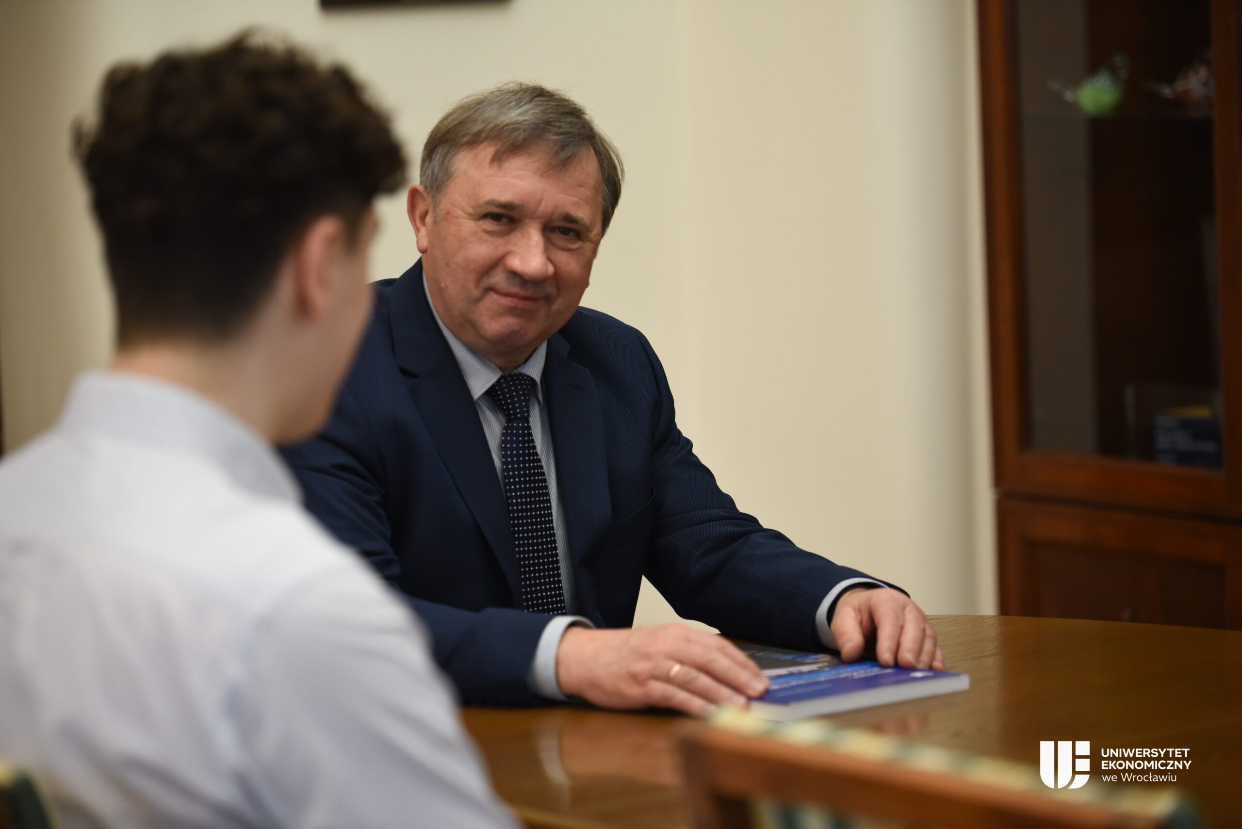 Spotkanie Rektora UEW z Mateuszem Mielczarkiem – zwycięzcą aukcji w ramach 33. edycji WOŚP 