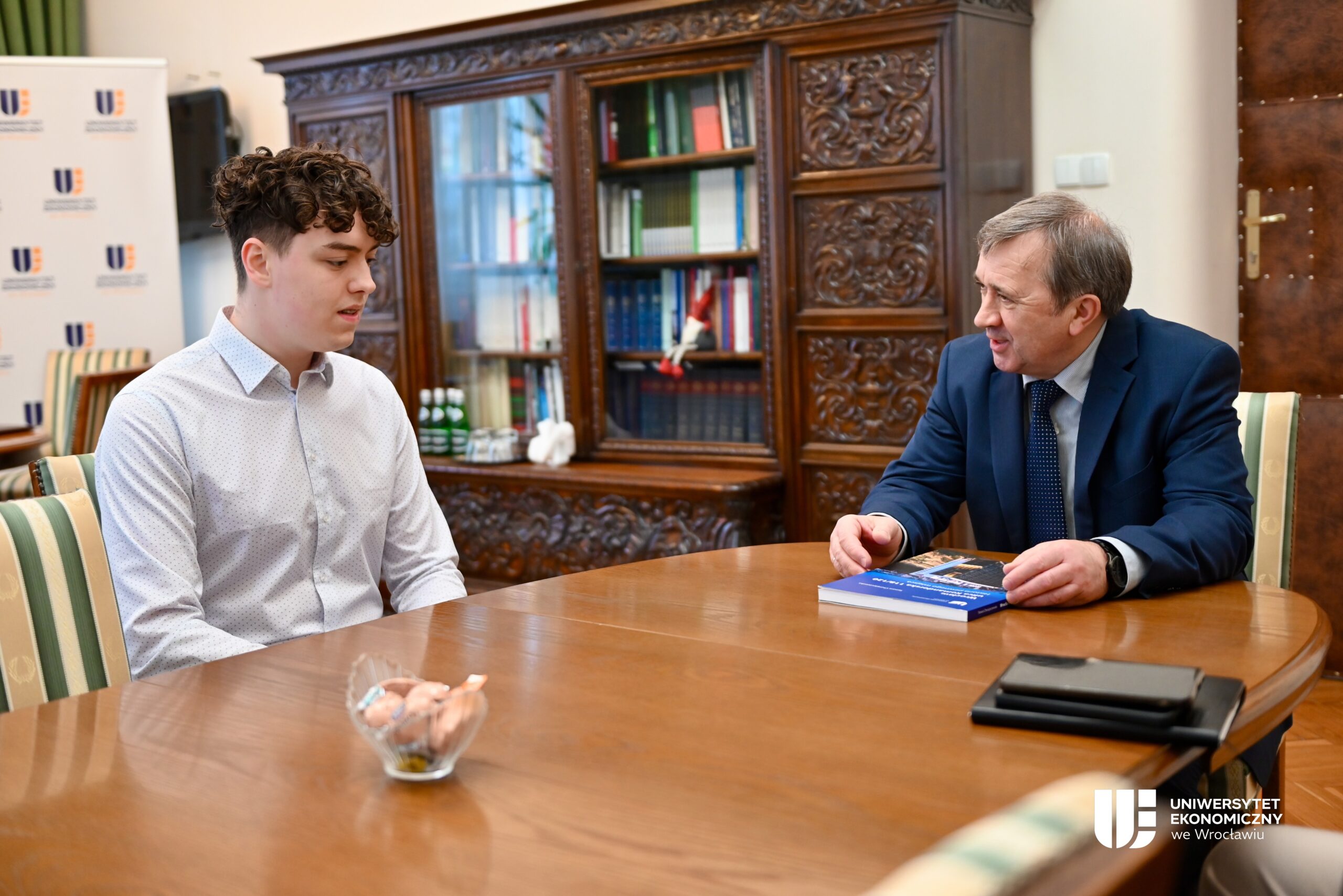 Spotkanie Rektora UEW z Mateuszem Mielczarkiem – zwycięzcą aukcji w ramach 33. edycji WOŚP 
