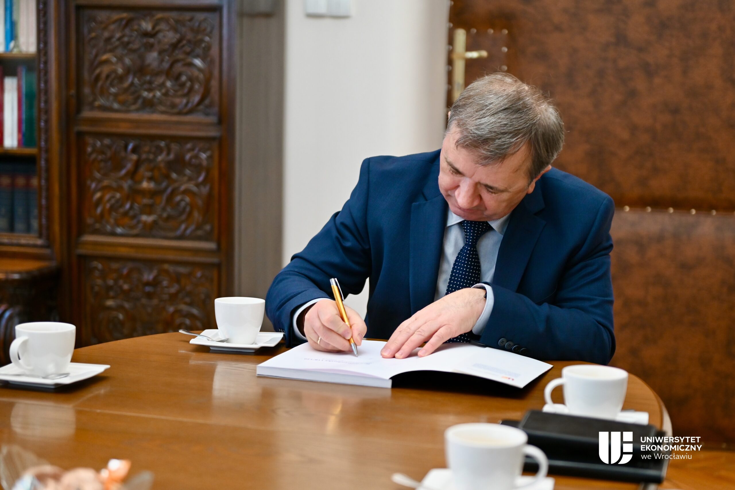 Spotkanie Rektora UEW z Mateuszem Mielczarkiem – zwycięzcą aukcji w ramach 33. edycji WOŚP 