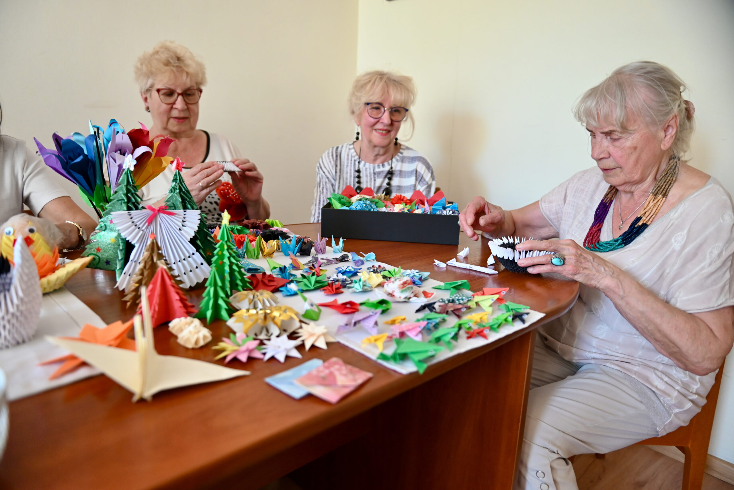 UTW UEW - słuchaczki na warsztacie z ozdób z papieru 