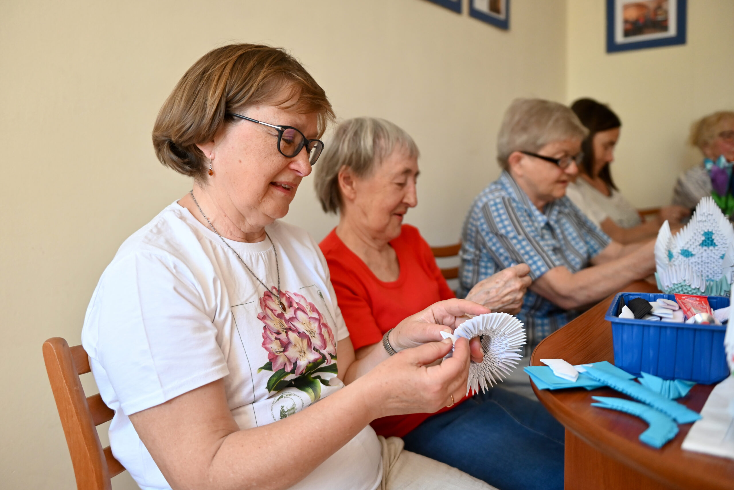 UTW UEW - słuchaczki na warsztacie z ozdób z papieru 