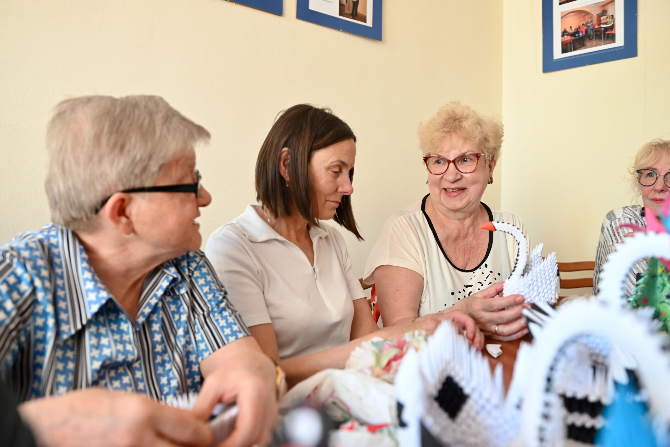UTW UEW - słuchaczki na warsztacie z ozdób z papieru 