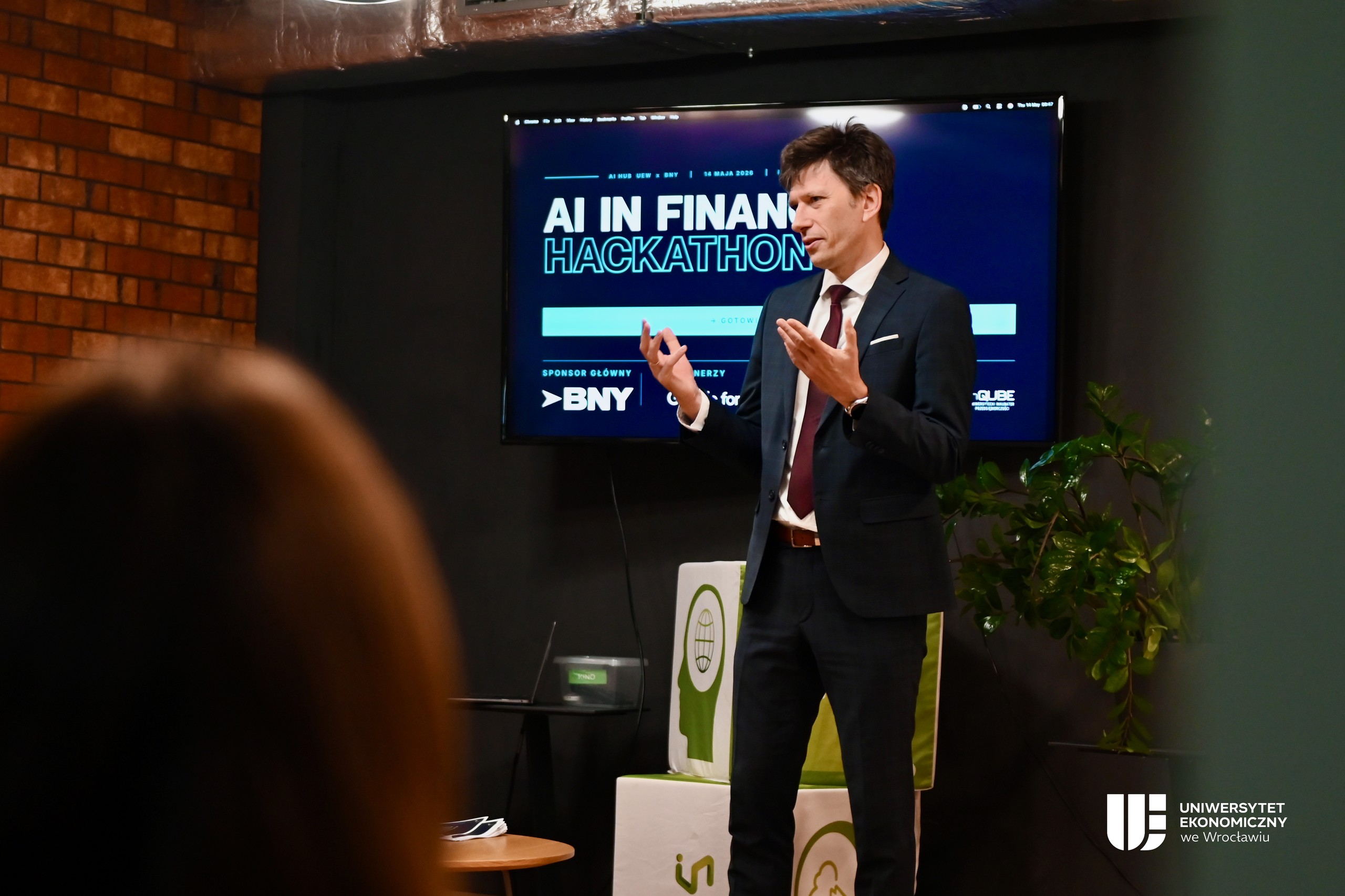 AI in Finance – hackathon UEW 2026