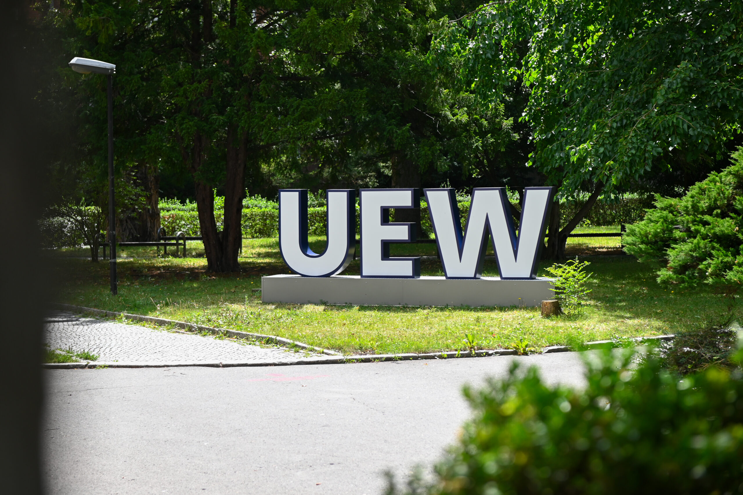 litery przestrzenne UEW na kampusie uczelni