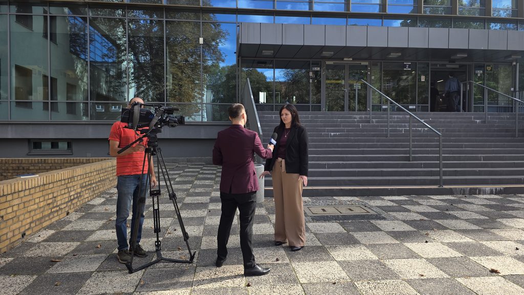 Wywiad TVP3 Wrocław z dr inż. Moniką Wereńską na Kampusie UEW przed budynkiem Z.