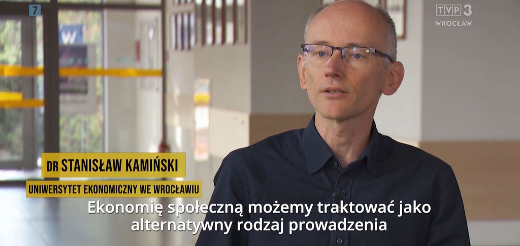 Stanisław Kamiński udziela wywiadu w holu Biblioteki Głównej UEW